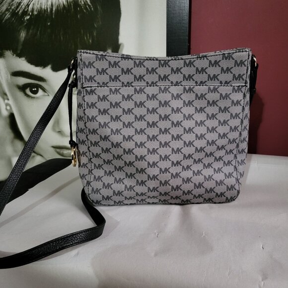 MICHAEL KORS JET SET BLACK MESSENGER TRAVEL BAG - LIKE NEW - Picture 5 of 10